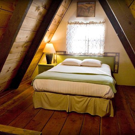 Отель Cabins On Strawberry Hill Pine Экстерьер фото