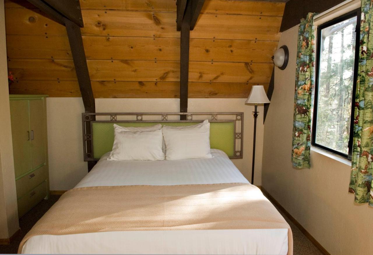 Отель Cabins On Strawberry Hill Pine Экстерьер фото