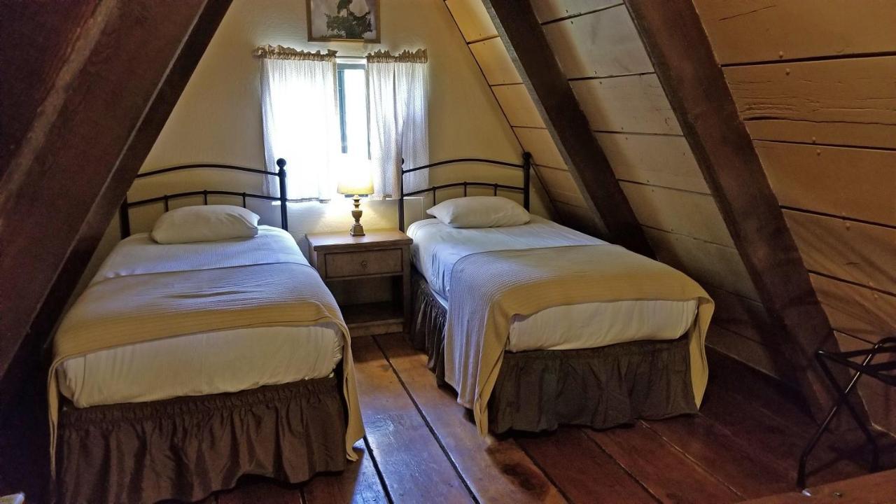 Отель Cabins On Strawberry Hill Pine Экстерьер фото