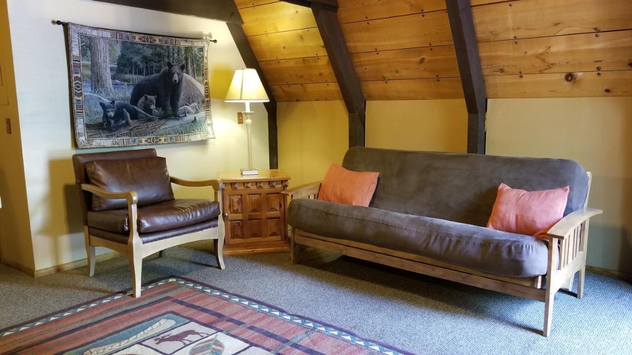 Отель Cabins On Strawberry Hill Pine Экстерьер фото